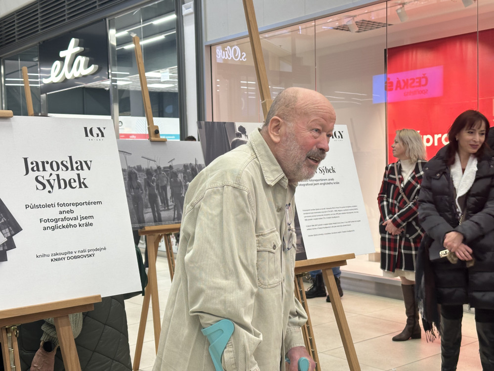 IGY hostí výstavu Jaroslava Sýbka. Fotil i anglického krále