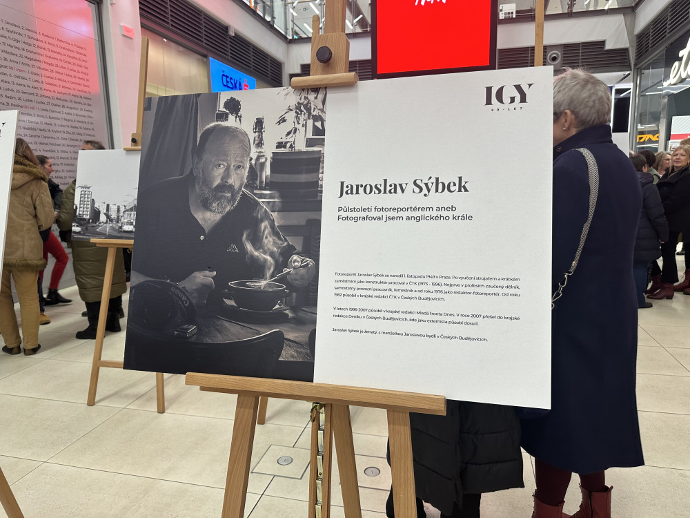 IGY hostí výstavu Jaroslava Sýbka. Fotil i anglického krále
