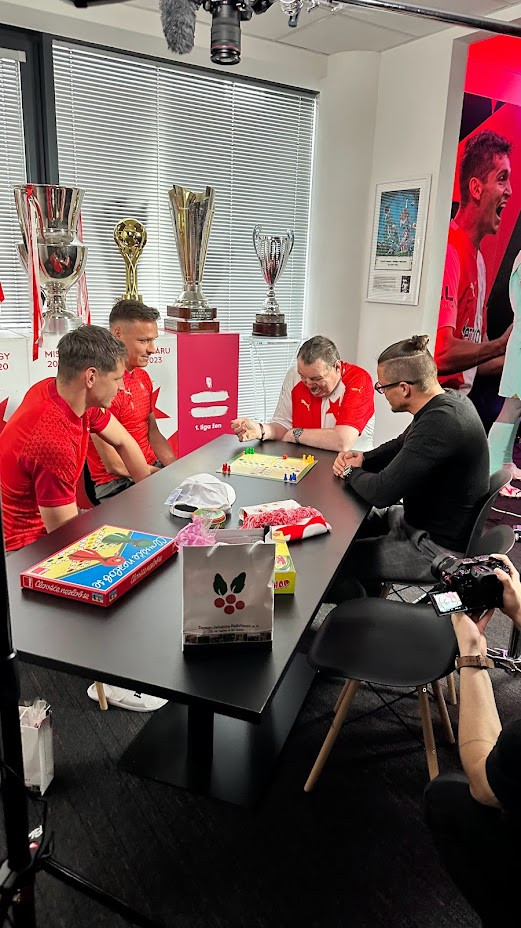 Splněný sen. Hynek z domova v Počátkách se potkal s fotbalisty Slavie, navštívil trénink a pohladil si trávník