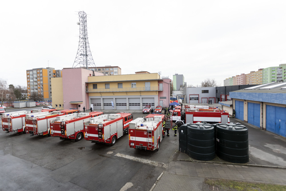 FOTOGALERIE: Nová budova i předávání cisteren dobrákům. Hasiči z kraje získali lepší zázemí a techniku