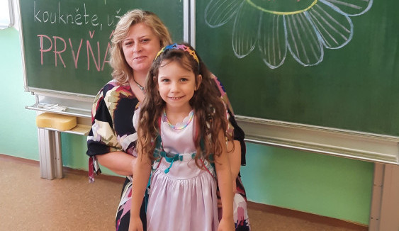 Bývalá policistka Petra umírá na rakovinu. Před smrtí chce zajistit osvojenou dceru