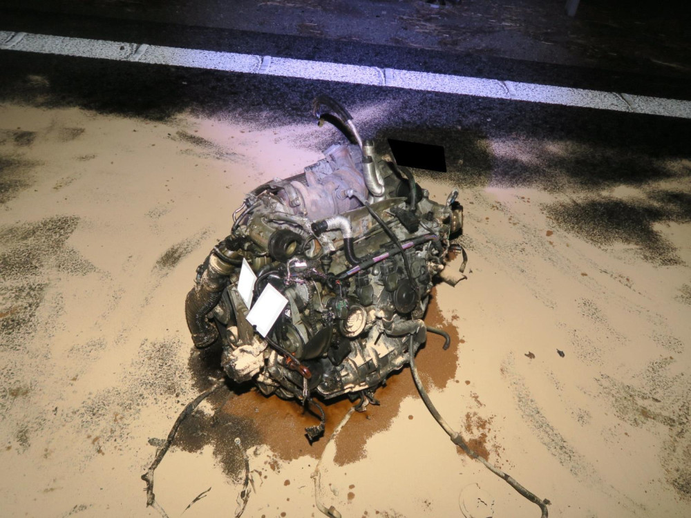 Opilý a neosvětlený cyklista způsobil nehodu. Dva lidé se zranili, motor odletěl