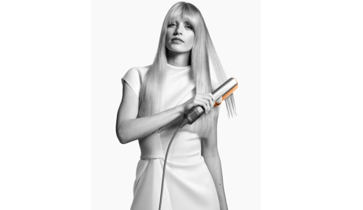 Společnost Dyson představila inovativní žehličku Dyson Airstrait™