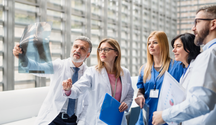 Lékaři, psychologové a ostatní zdravotničtí pracovníci se postavili za manželství muže a ženy