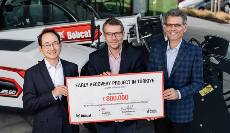 Rok poté: Společnost Doosan Bobcat pomohla 553 malým podnikům v zemětřesením postiženém Turecku