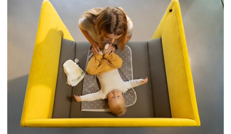 Trinity Bank pomáhá maminkám. Na deseti místech v České republice instalovala kojící a přebalovací boxy v hodnotě 779 000 korun