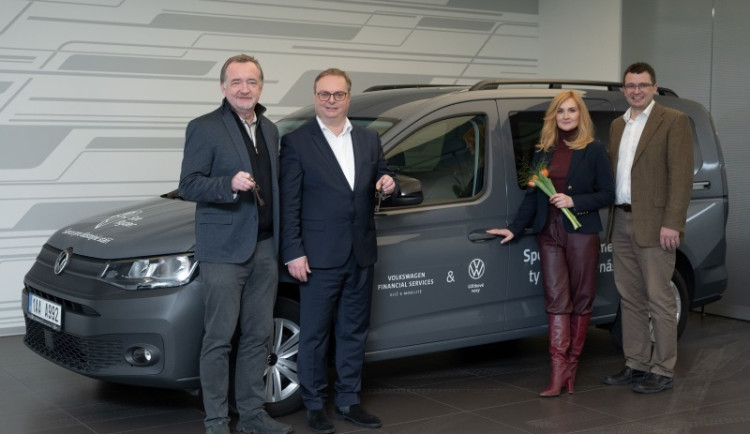 Volkswagen Caddy bude pomáhat seniorům