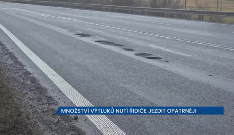  Množství výtluků nutí řidiče jezdit opatrněji, rizikové úseky jsou označeny, ŘSD je brzy opraví