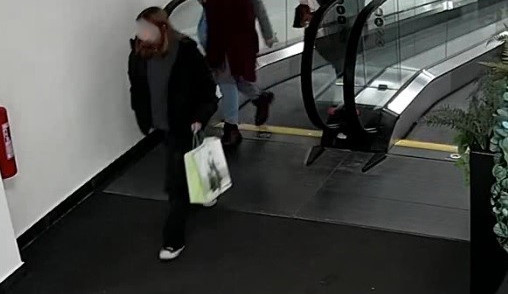 Někdo posprejoval zeď na parkovišti OC Forum. Policie zveřejnila fotky party mladých lidí