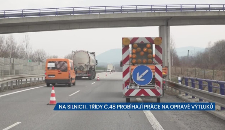 Na silnici mezi Českým Těšínem a Frýdkem-Místkem probíhají práce na opravě výtluků