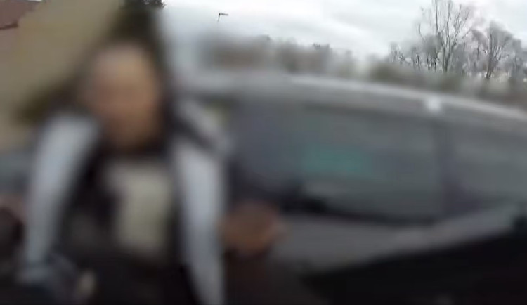 VIDEO: Muž bez řidičáku na pervitinu ujížděl policii. Skončil ve slepé uličce na zemi s rukama za zády