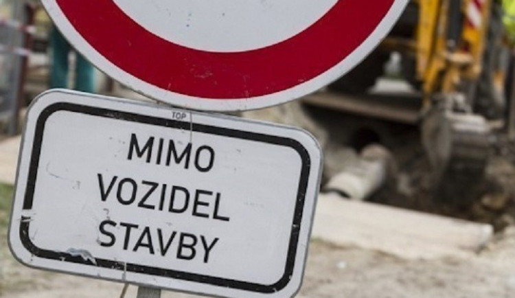 Navigace dovedla řidičku v Brně do místa výkopových prací. Ta zůstala trčet v zemině u kolejí