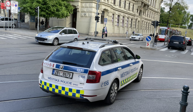 Agresor bil ženu na ulici do hlavy, ta prosila kolemjdoucí o pomoc