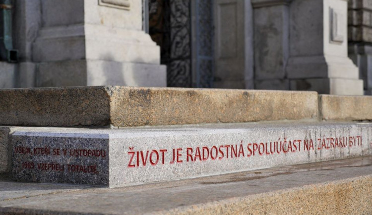 V létě čeká schody před radnicí oprava. Práce omezí vstup do budovy