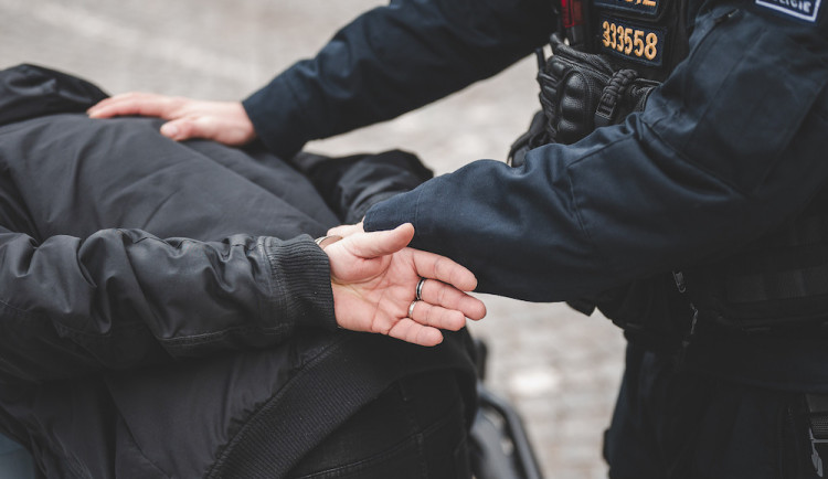 Policie obvinila šest lidí z podvodu. Slibovali opravy střech, zálohy si nechali