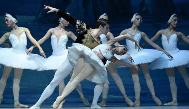 KYIV GRAND BALLET a primabalerína z New York City Ballet uvedou ve městech České republiky balet "Labutí jezero"