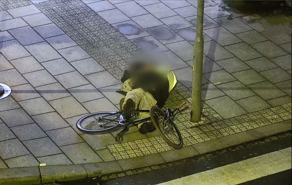 Nerovný boj se semaforem opilý cyklista prohrál. Po nárazu do sloupu utrpěl zranění hlavy a putoval do nemocnice