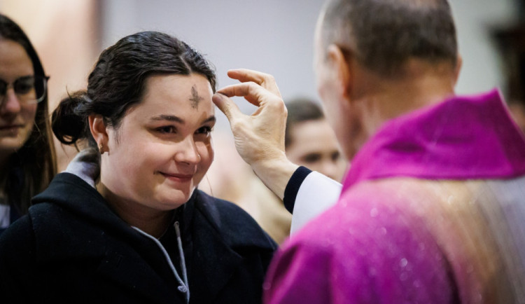 Začíná čtyřicetidenní půst. Lidé si mohou odpustit sociální sítě, seriály nebo kritizování druhých.