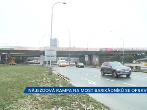Nájezdová rampa na Most Barikádníků v Praze 7 se opravuje, ve špičkách počítejte se zdržením