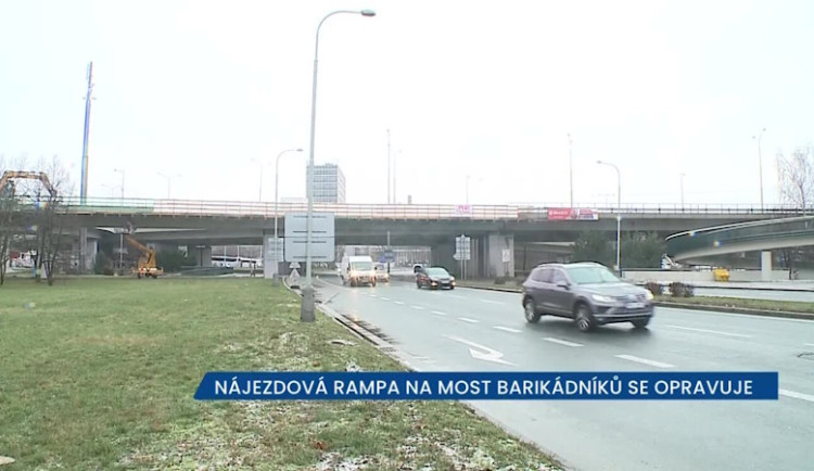 Nájezdová rampa na Most Barikádníků v Praze 7 se opravuje, ve špičkách počítejte se zdržením