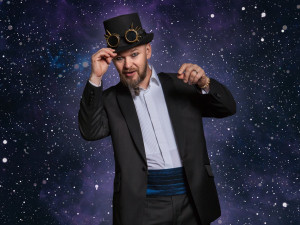 Dřív lákal na výnosné projekty, po nichž zůstali zklamaní investoři. Teď král multilevelu sází na výdělky ze stromů