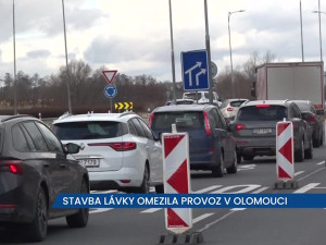 Stavba lávky omezila provoz na Pražské ulici v Olomouci, na místě je zúžení