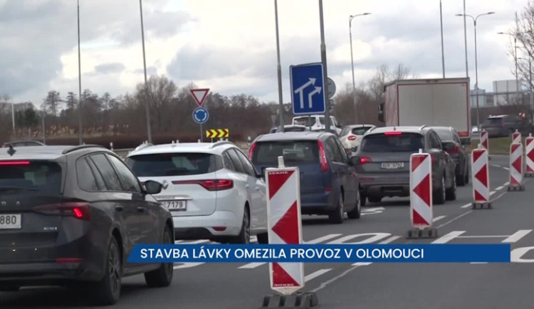 Stavba lávky omezila provoz na Pražské ulici v Olomouci, na místě je zúžení