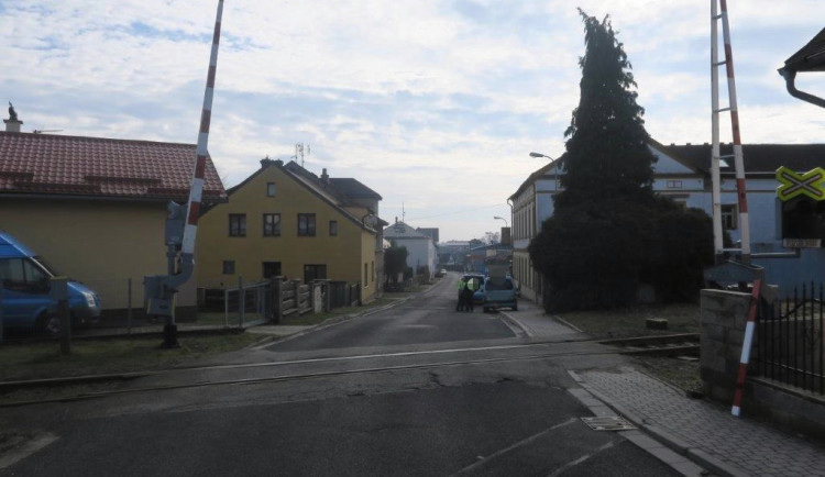 Nechtěl čekat na přejezdu? Řidič jel na červenou, přerazil závoru