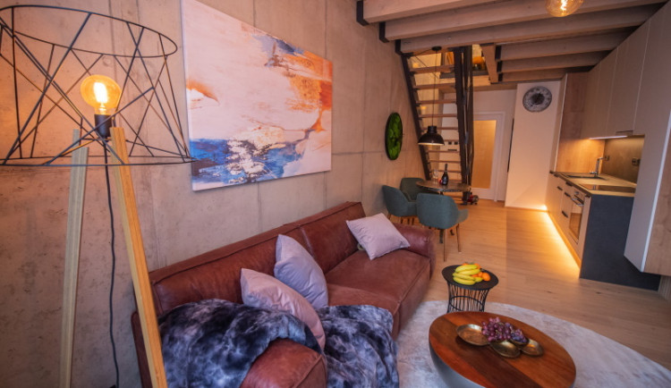 Lofty Kolbenova otevírají vzorový byt, kde se snoubí design budoucnosti s autentickými industriálními prvky