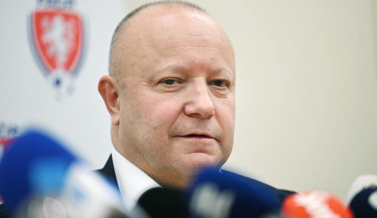 Rozhodčí čelí větší agresivitě, říká předseda fotbalové asociace Petr Fousek.