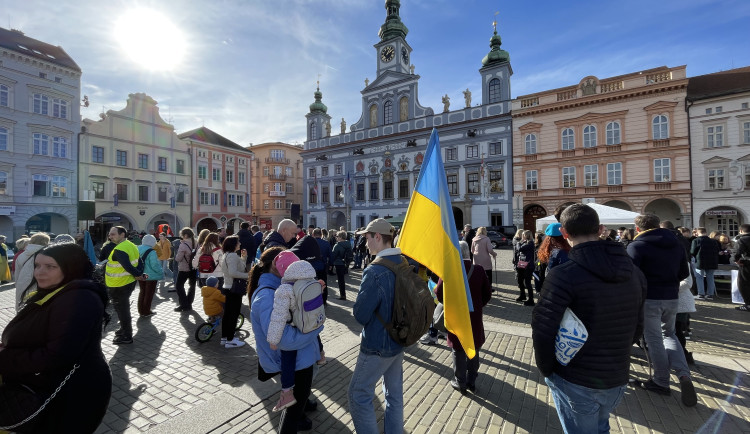 Na budějckém náměstí uctili lidé památku obětí konfliktu na Ukrajině. Na akci dorazily desítky lidí