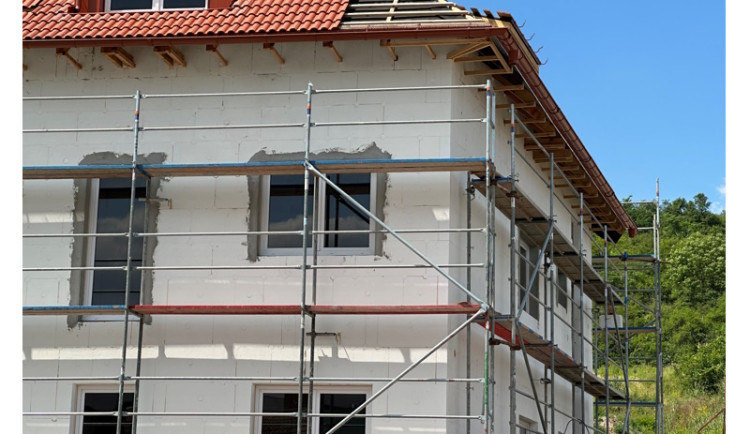 6 z 10 Čechů uvažuje o zateplení či jiném úsporném opatření, polovina z nich by zvážila čerpání připravovaného nízkoúročeného úvěru