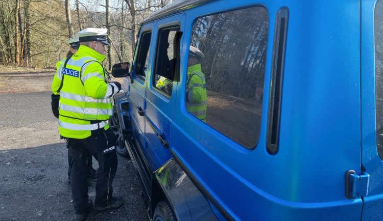 Policie si posvítila na rychlé řidiče. Jeden jel v obci skoro stovkou