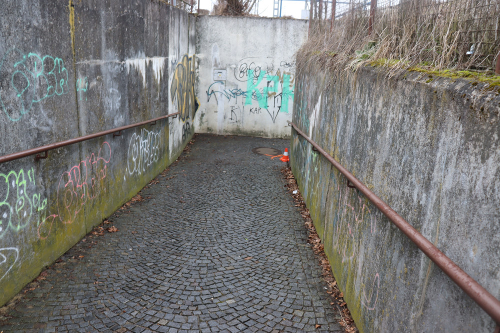 Cyklista upadl v podchodu a těžce se zranil. Policie teď hledá svědky této vážné nehody