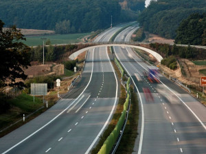 Roční dálniční známka dnes zdražila o více než polovinu, přibyla jednodenní