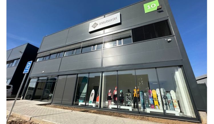 Snowboardel otevřel jednu z největších prodejen v Evropě