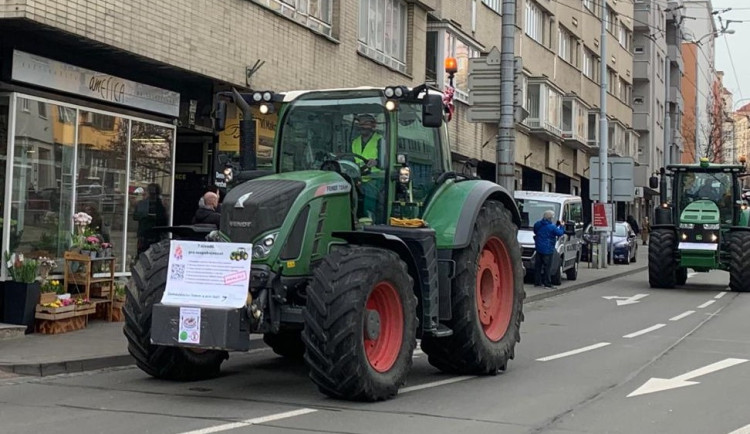 size4-17085999355122-60-zemedelci-uzavreli-z-obou-stran-hranicni-prechod-na-slovensko-v-hodonine