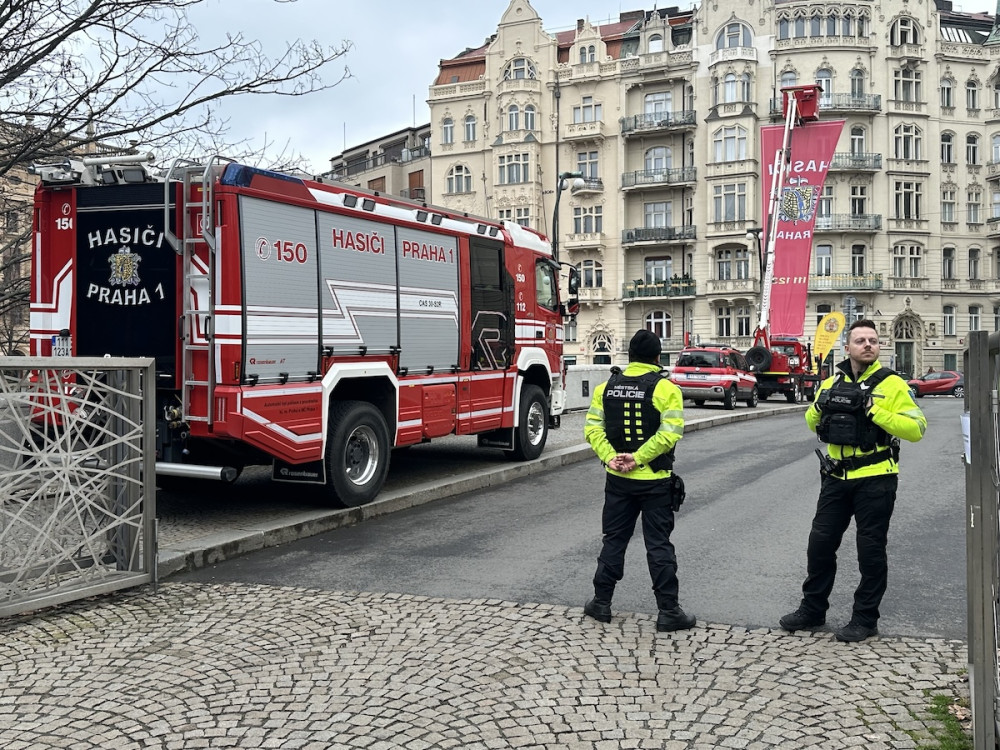 Dobrovolní hasiči Prahy 1 cvičili protipovodňovou ochranu na Žofíně. Bariéry kolem paláce postavili za tři hodiny