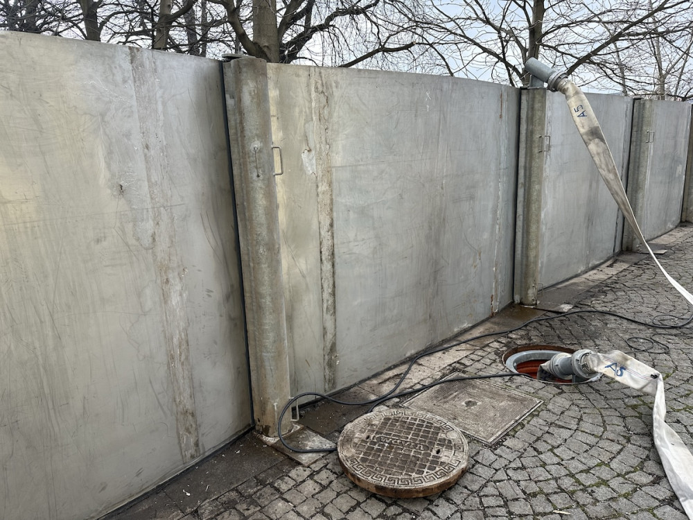 Dobrovolní hasiči Prahy 1 cvičili protipovodňovou ochranu na Žofíně. Bariéry kolem paláce postavili za tři hodiny