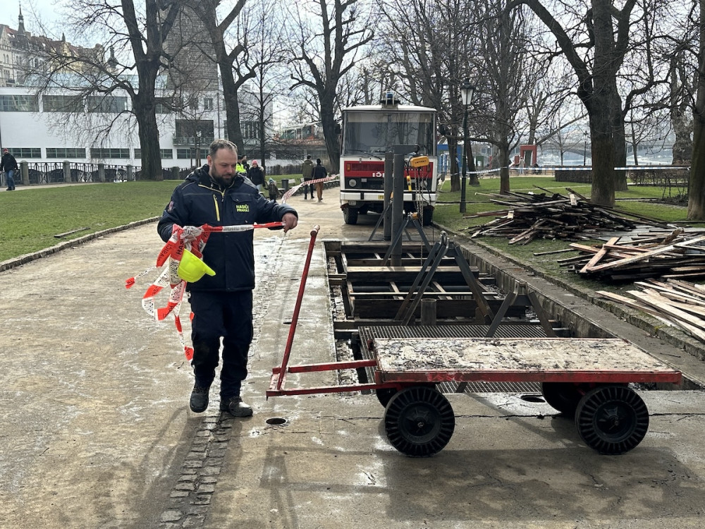 Dobrovolní hasiči Prahy 1 cvičili protipovodňovou ochranu na Žofíně. Bariéry kolem paláce postavili za tři hodiny