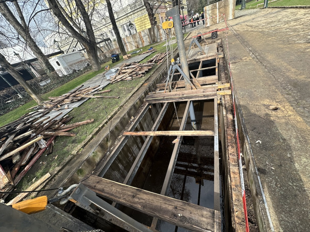 Jednotlivé bariéry skladují přímo na ostrově.