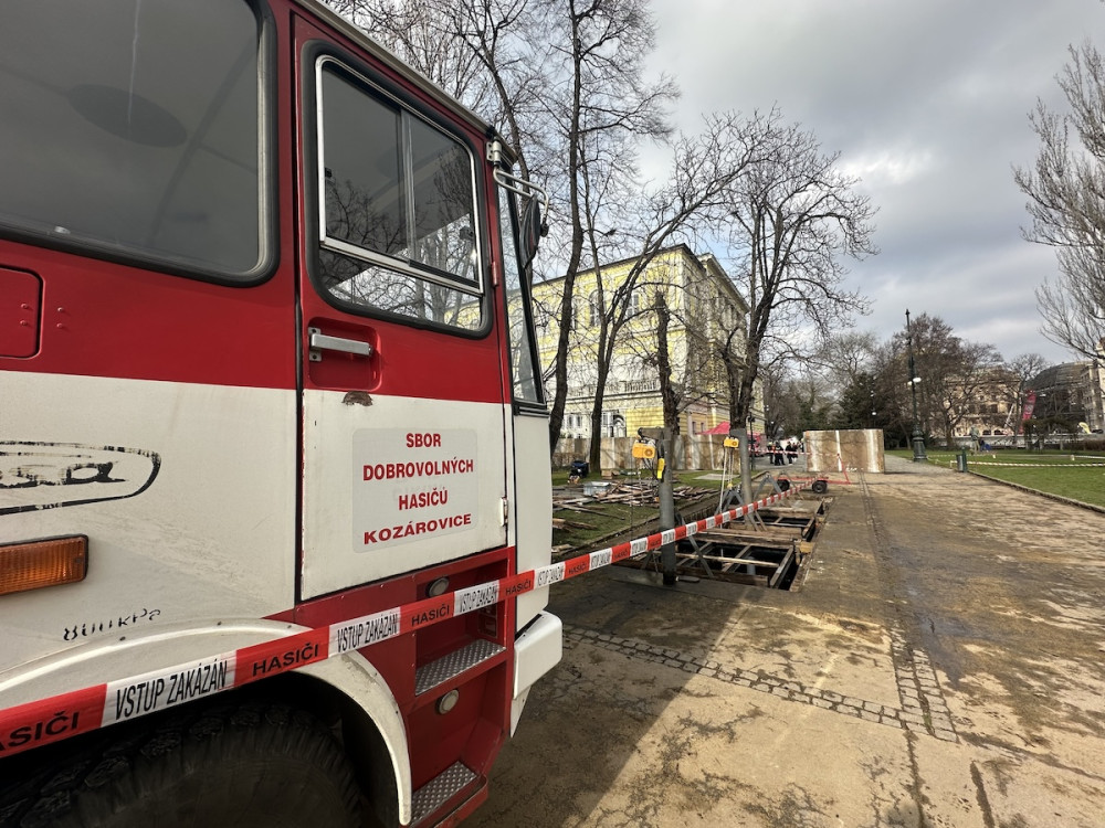 Při cvičení pomáhali i dobrovolní hasiči ze středočeských Kozárovic.