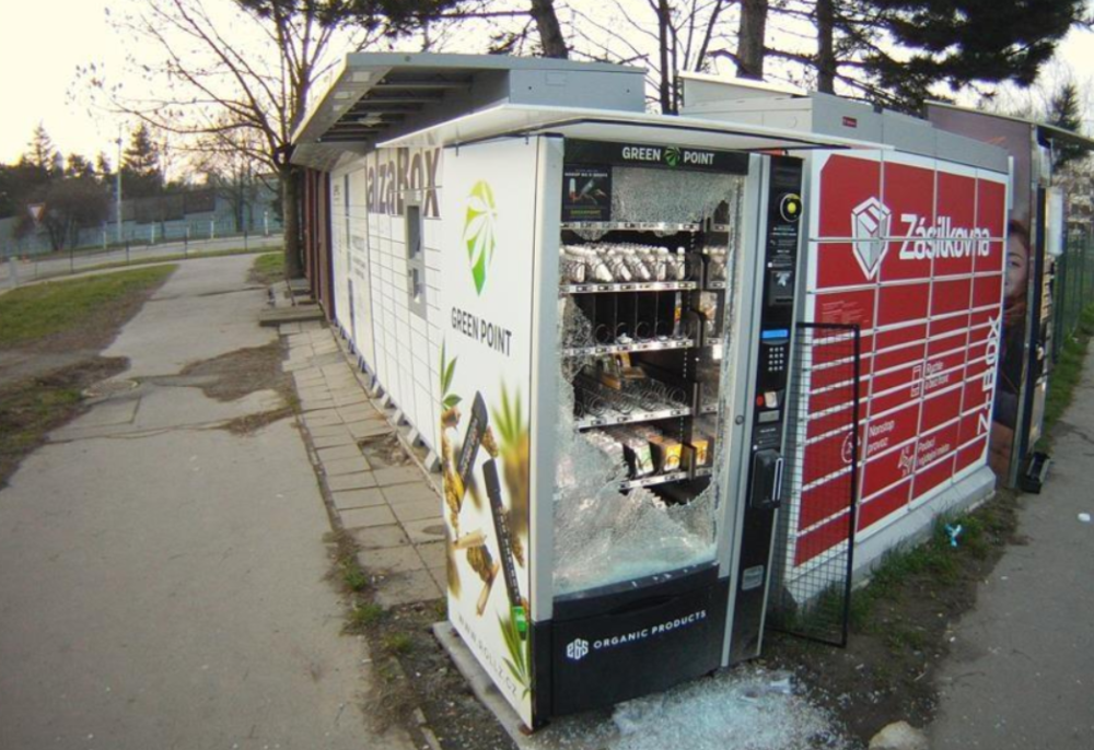 Zloděj z Brna si chtěl na poslední chvíli udělat zásobu HHC. Rozmlátil automat a zboží ukradl