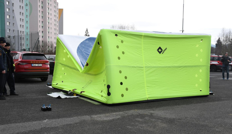 Hasiči mají novou seskokovou matraci pro záchranu lidí, chtějí ještě další tři