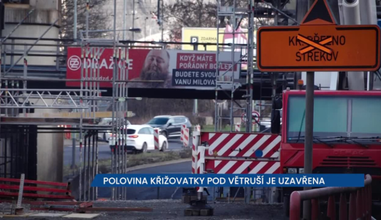 Polovina křižovatky pod Větruší je uzavřena, dejte pozor na objížďky