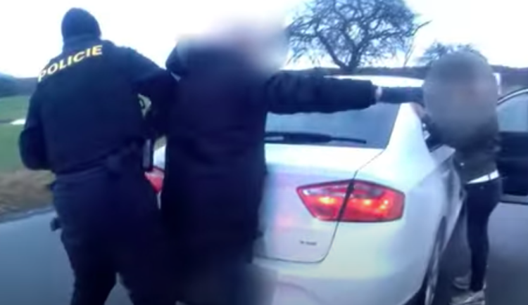 Dělej, ruce na kapotu! S pistolí vyloupil benzínku, policie muže zadržela