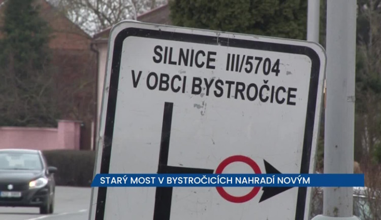 V Bystročicích na Olomoucku probíhá demolice starého mostu, řidiči musí počítat s objížďkami