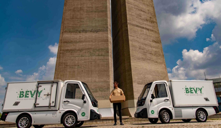 Průměrná výše spropitného při doručování potravin je 13 korun, vyplývá to z analýzy Bevy.city