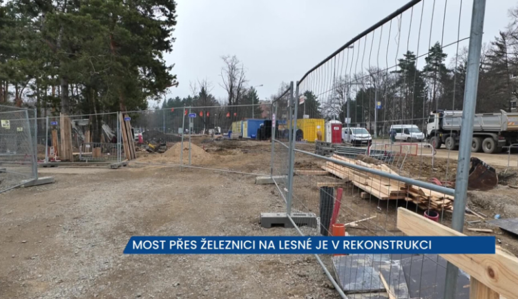 Most přes železniční trať na Lesné je v rekonstrukci, řidiči si zajedou