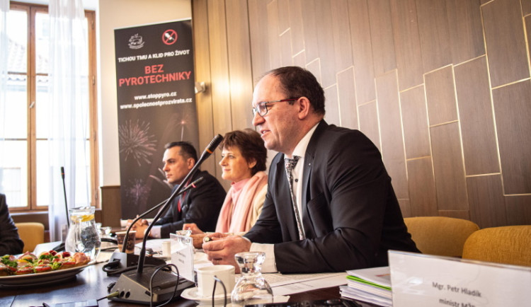 Negativní dopady pyrotechniky i to, jak ji regulovat, řešili poslanci s experty